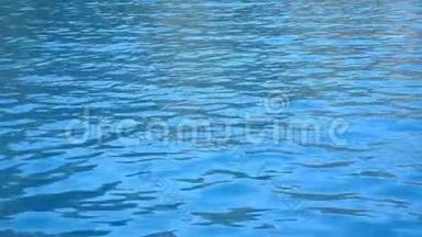 游泳池或<strong>海</strong>水中<strong>蓝色</strong>清澈的水。 美丽的<strong>水纹</strong>理背景.. 关闭慢动作